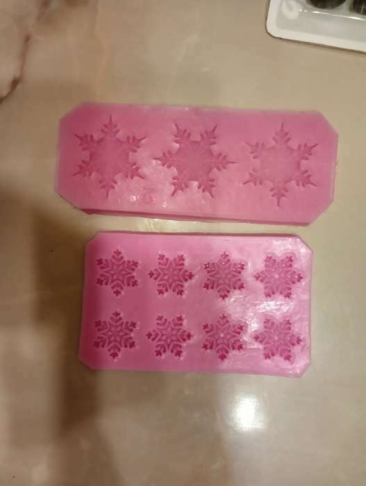 Фотография покупателя товара Силиконовый молд «3 снежинки», 13×5×0,5 см, цвет розовый - Фото 3
