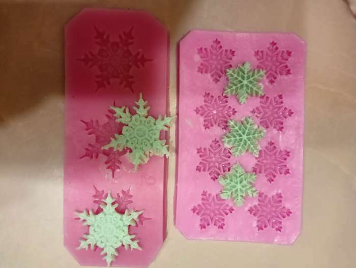 Фотография покупателя товара Молд «3 снежинки», силикон, 13×5×0,5 см, цвет розовый - Фото 2