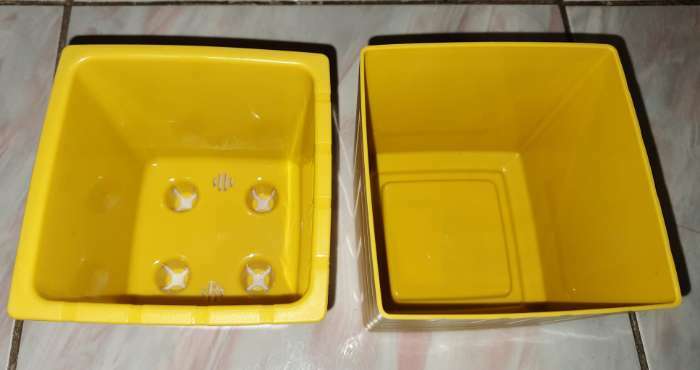 Фотография покупателя товара Кашпо «Квадро» с вкладкой, пластиковый, 1,2 л, цвет желтый - Фото 2