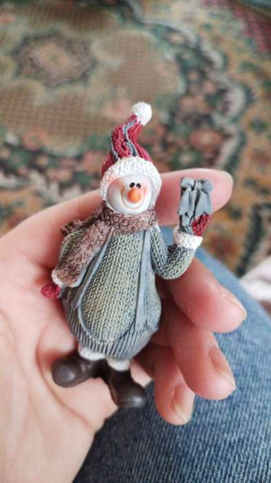 Фотография покупателя товара Фигурка полистоун «Снеговик в вязанном наряде и шапке-колпаке», 9.3×4.3×2.5 см, МИКС - Фото 2