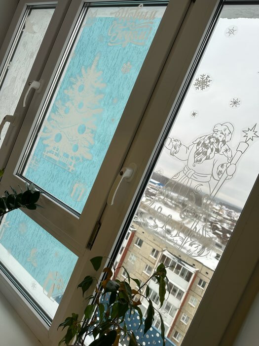 Фотография покупателя товара Наклейка для окон «Дед Мороз и Снегурочка», многоразовая, 50 × 70 см - Фото 2