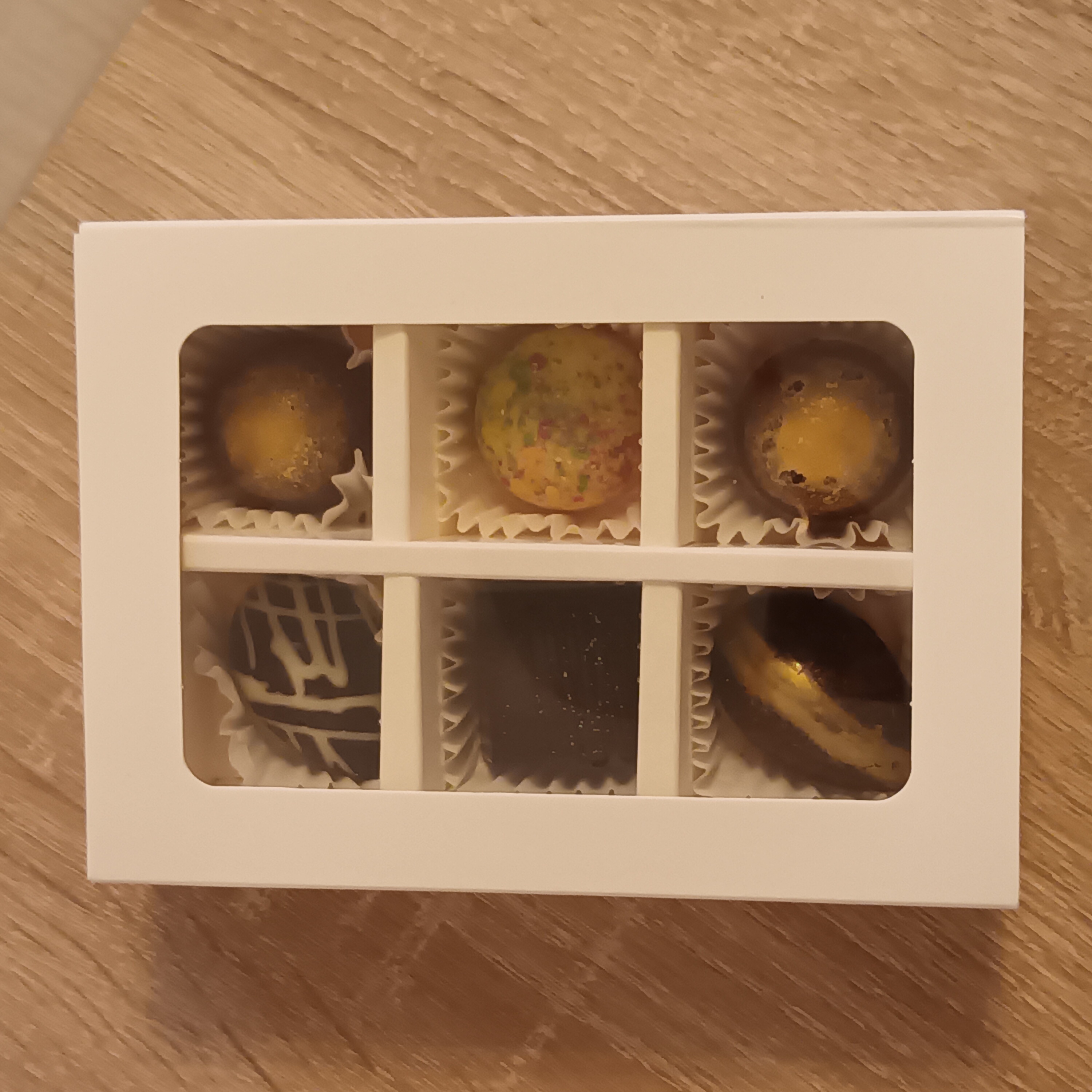 Фотография покупателя товара Коробка под 6 конфет с окном, белая, 13.7×9.85×3.85 см - Фото 1