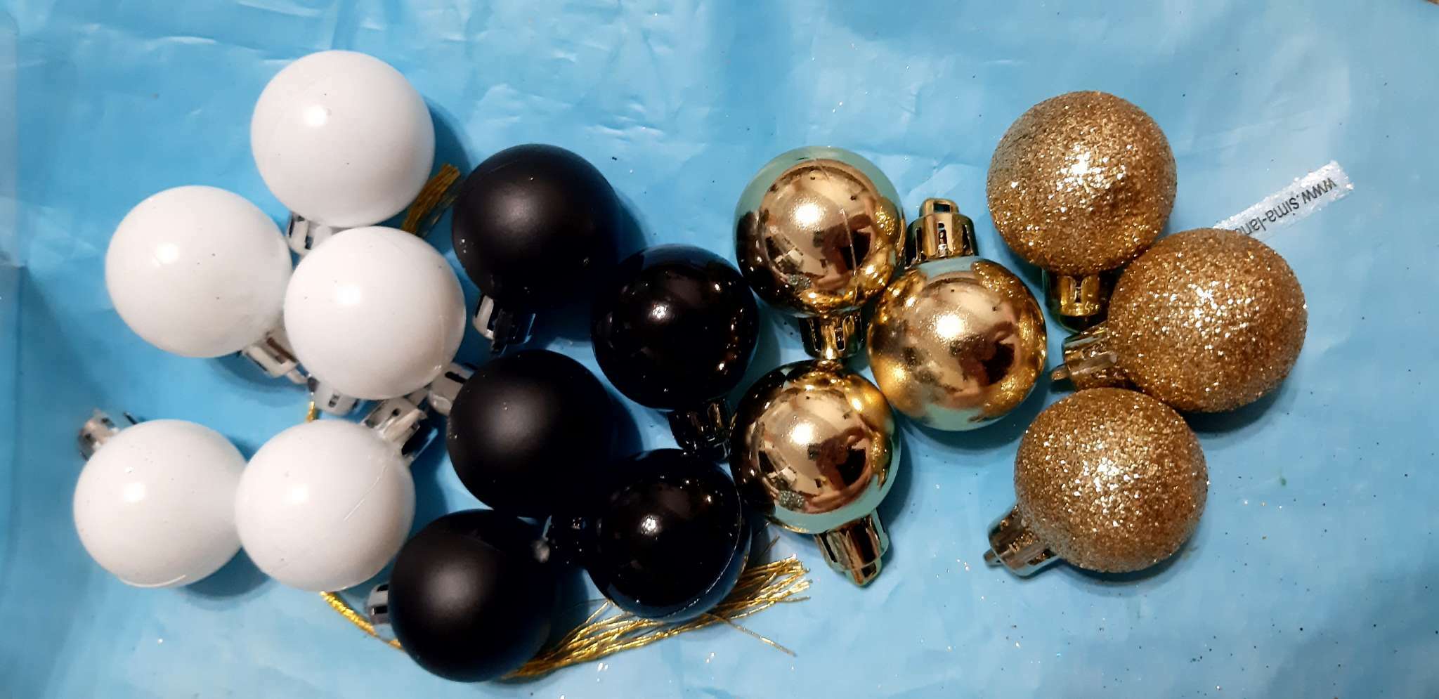 Фотография покупателя товара Набор ёлочных шаров, d-3 см, 16 шт, пластик, цвета чёрный, золотой, белый - Фото 1