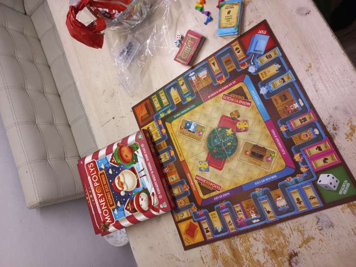 Фотография покупателя товара Новогодняя настольная игра «Новый год: MONEY POLYS. Фабрика Деда Мороза», 60 карт, 44 фигурки, 6 фишек, 2 кубика, 10+ - Фото 1