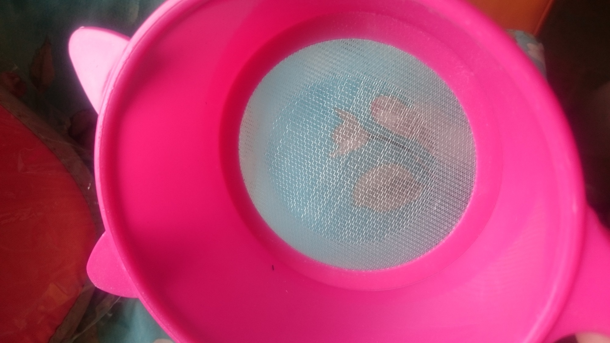 Фотография покупателя товара Сито пластиковое круглое с ручкой «Ушки», d=12 см, цвет МИКС - Фото 3