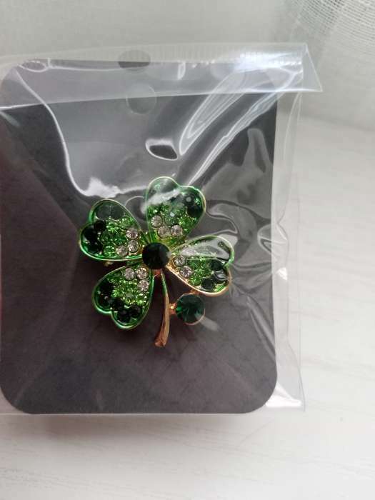 Фотография покупателя товара Брошь «Клевер» четырёхлистный со стразой, бело-зелёная в золоте - Фото 3