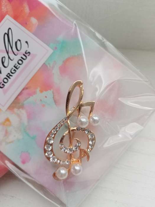 Фотография покупателя товара Брошь «Скрипичный ключ» с жемчужными нотками, цвет белый в серебре - Фото 3