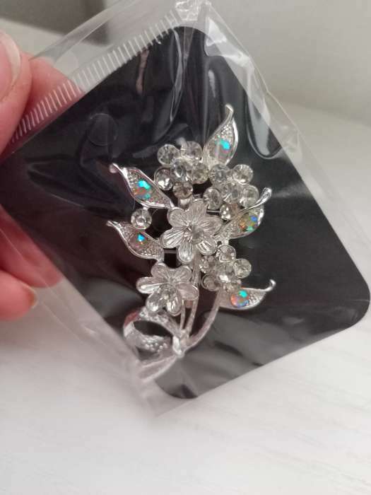 Фотография покупателя товара Брошь «Цветы» на ветке, цвет белый в серебре - Фото 1