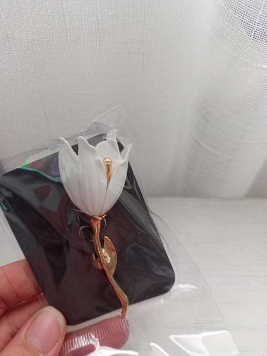 Фотография покупателя товара Брошь «Цветок» лилия, белая в золоте - Фото 1