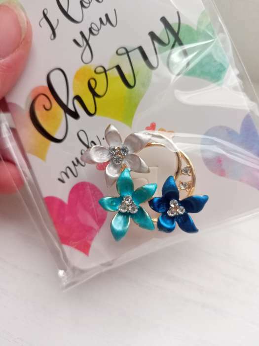 Фотография покупателя товара Брошь «Цветы» трио, цвет бело-сине-голубой в золоте - Фото 2