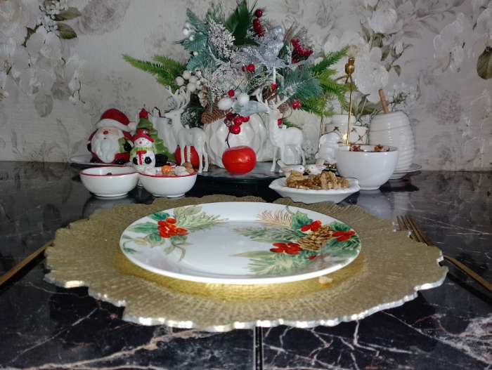 Фотография покупателя товара Тарелка фарфоровая десертная Доляна «Рождество», d=20,5 см