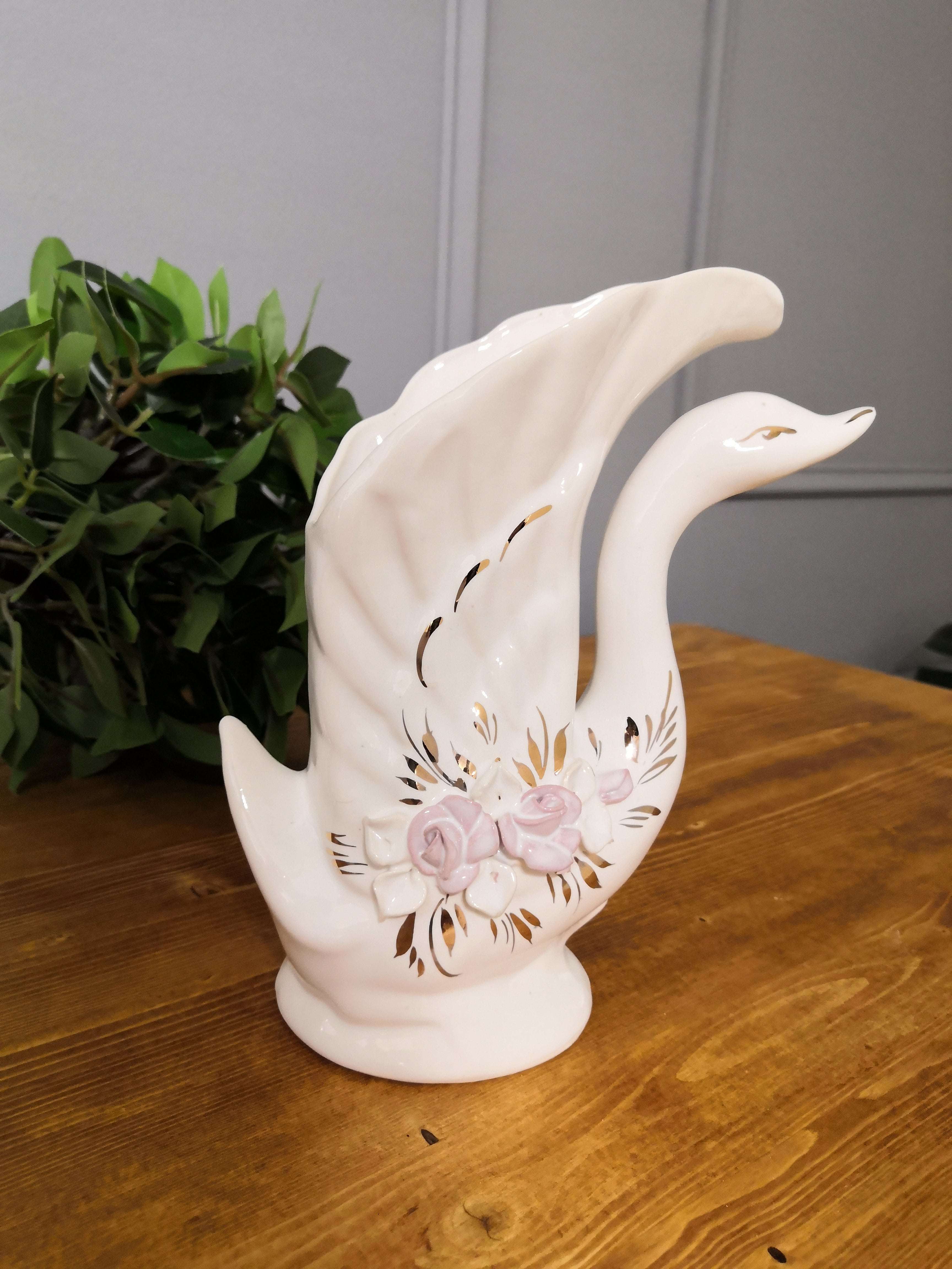 Фотография покупателя товара Ваза керамическая "Лебедь", настольная, золотой декор, лепка, белая, 19 см - Фото 7