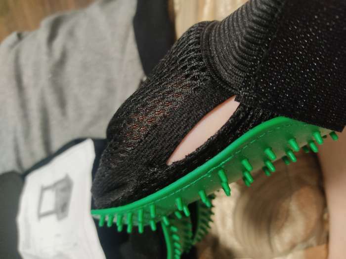 Фотография покупателя товара Перчатка - щетка для шерсти на правую руку с удлиненными зубчиками, зелёная - Фото 27