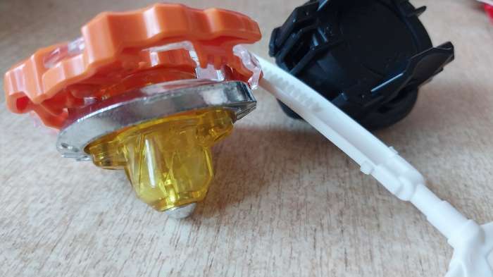 Фотография покупателя товара Волчок ULTRA SPIN, с устройством для запуска из двух частей, цвет МИКС