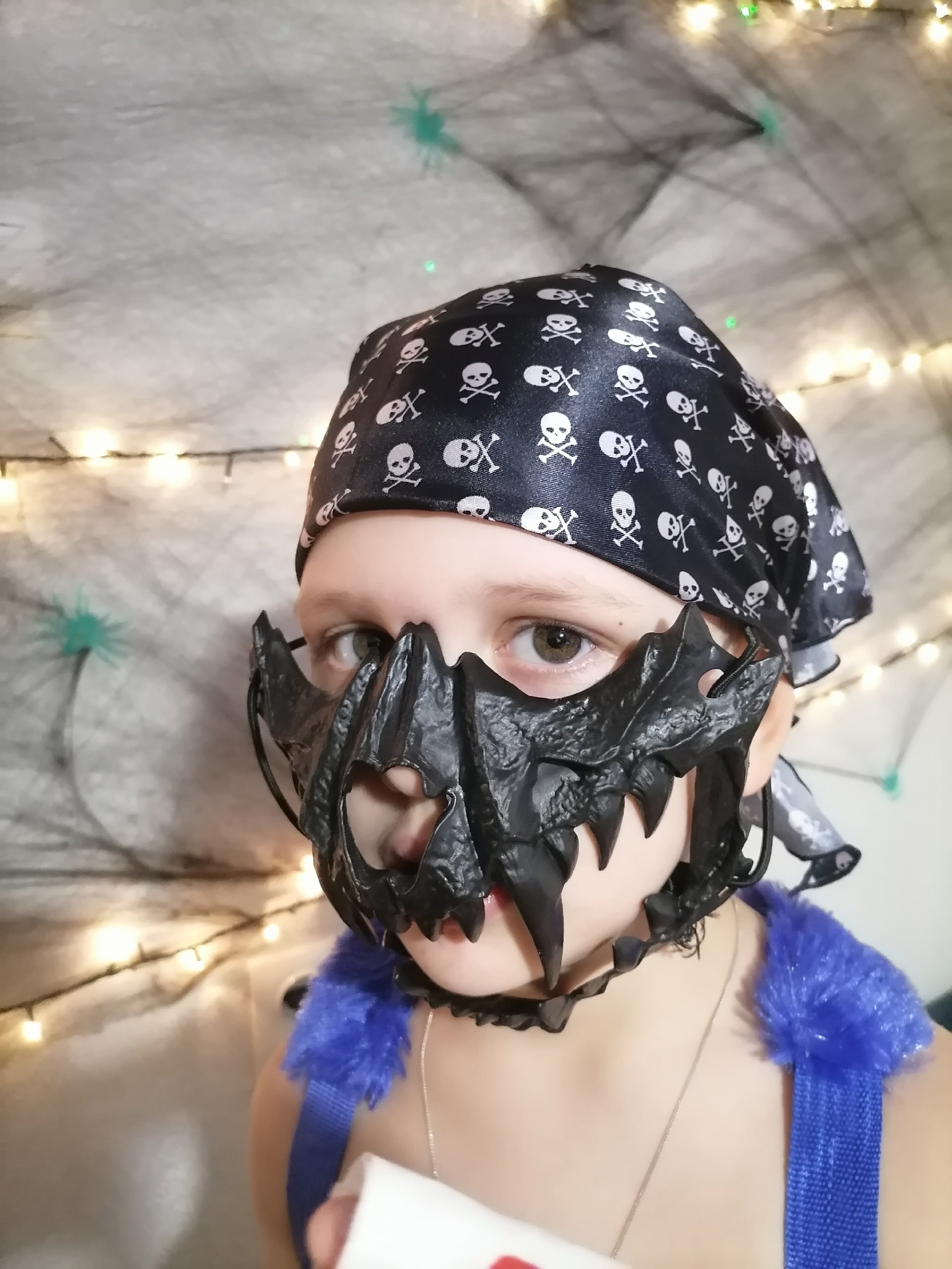 Фотография покупателя товара Карнавальный набор: бандана с черепами, маска челюсти, чёрная, термонаклейка - Фото 1