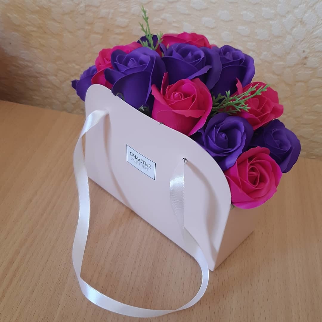 Фотография покупателя товара Коробка для цветов складная, розовая «Счастье ждет тебя», 17 × 13 × 7 см - Фото 4
