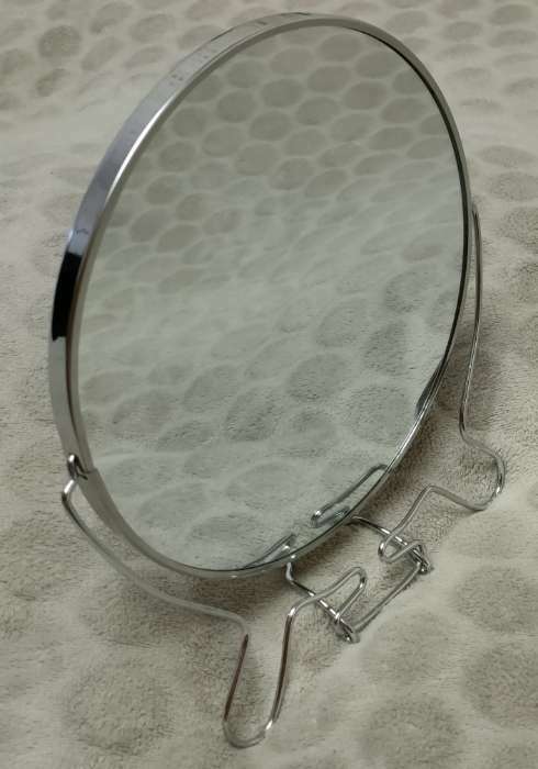 Фотография покупателя товара Зеркало настольное - подвесное «Круг», двустороннее, с увеличением, d зеркальной поверхности 18,5 см, цвет серебристый - Фото 2
