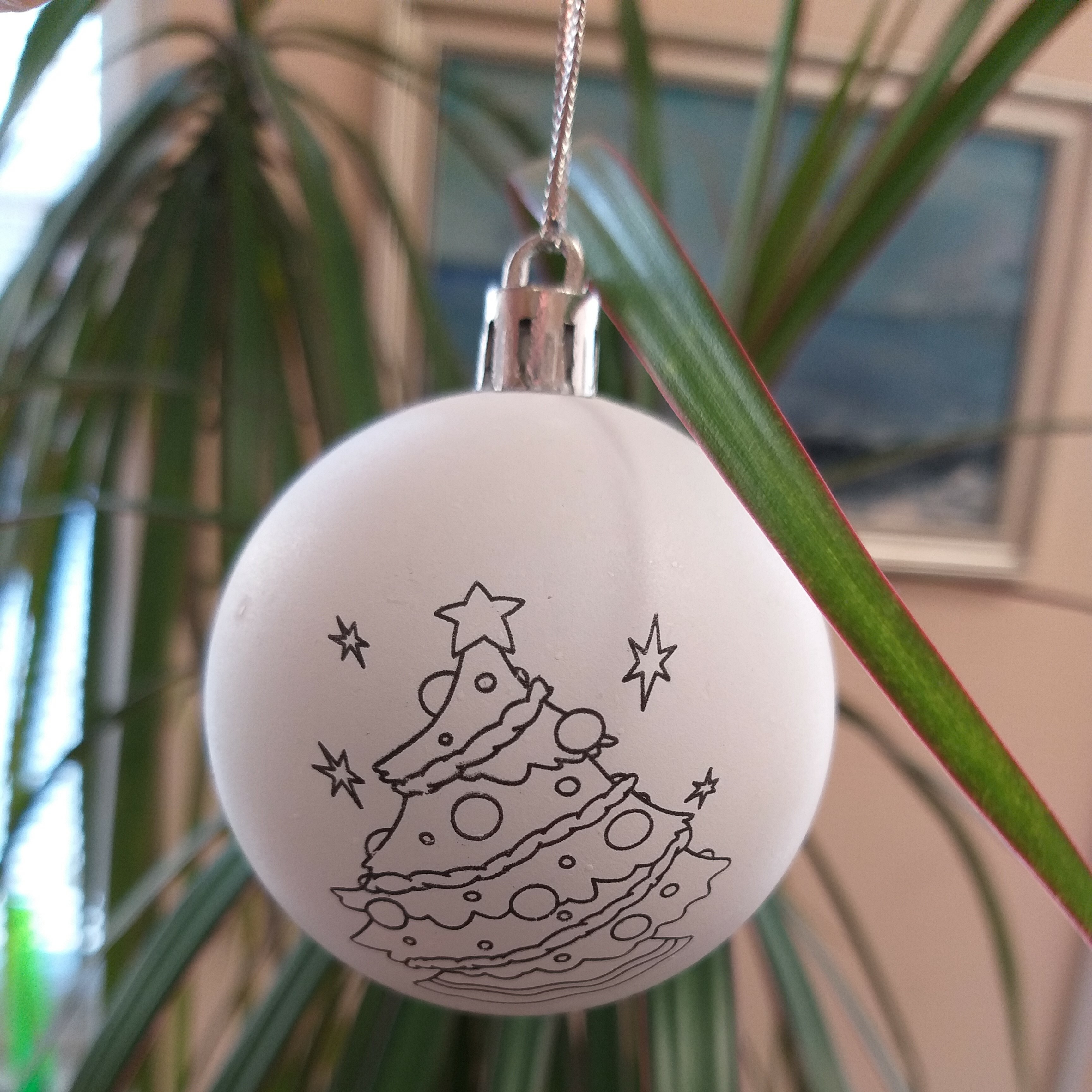 Фотография покупателя товара Новогоднее ёлочное украшение под роспись «Ёлочка» размер шара 6 см - Фото 3