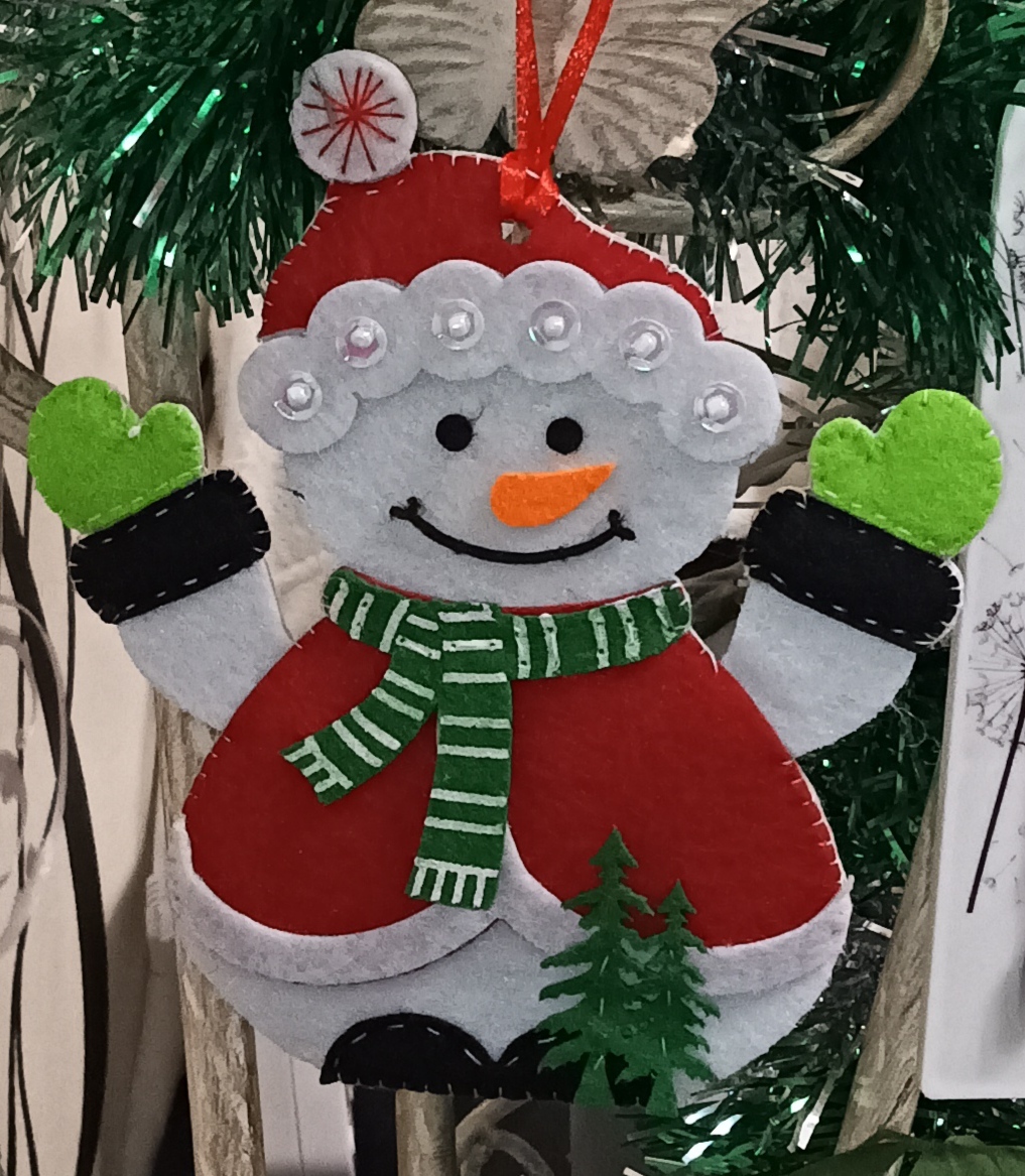 Фотография покупателя товара Набор для творчества - создай ёлочное украшение из фетра «Снеговик в шапочке»