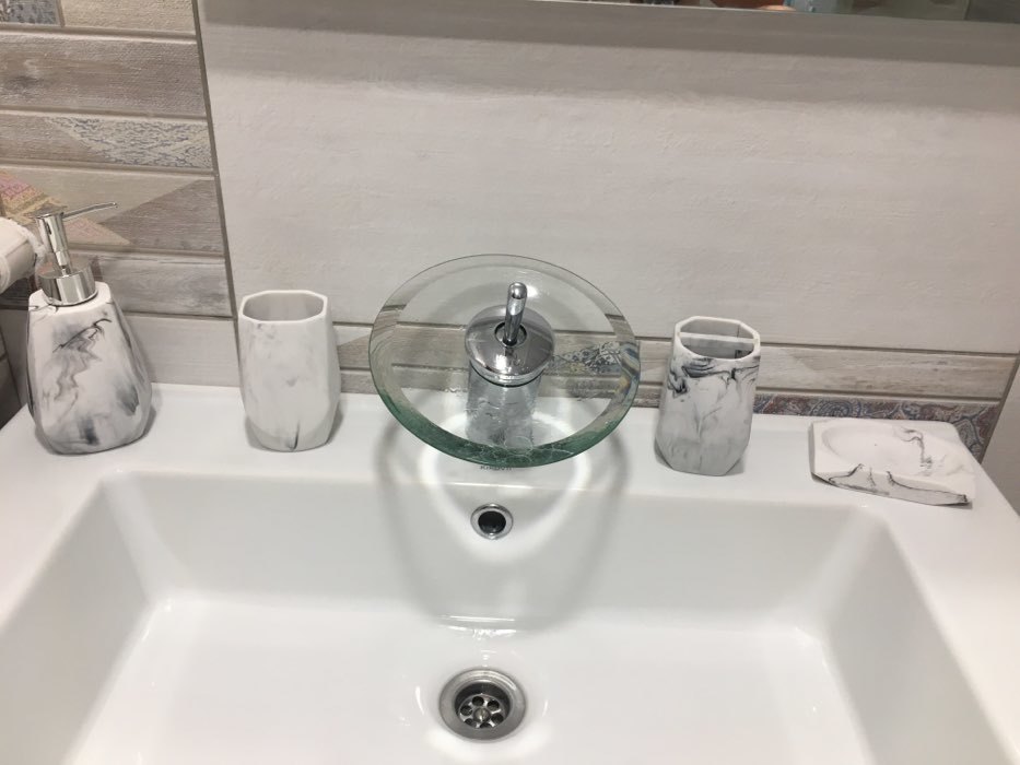 Фотография покупателя товара Набор аксессуаров для ванной комнаты «Мрамор», 4 предмета (дозатор 190 мл, мыльница, 2 стакана 290 мл), цвет белый - Фото 5