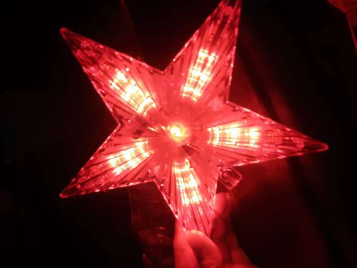 Фотография покупателя товара Светодиодная верхушка на ёлку «Звезда красная» 22 см, 30 LED, провод 2 метра, 220 В, свечение красное - Фото 11