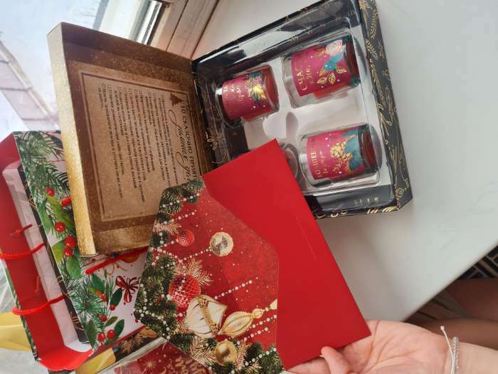 Фотография покупателя товара Конверт подарочный «Новогодний шик», ёлочные шары, софт тач, тиснение, 19 х 9.2 см, Новый год