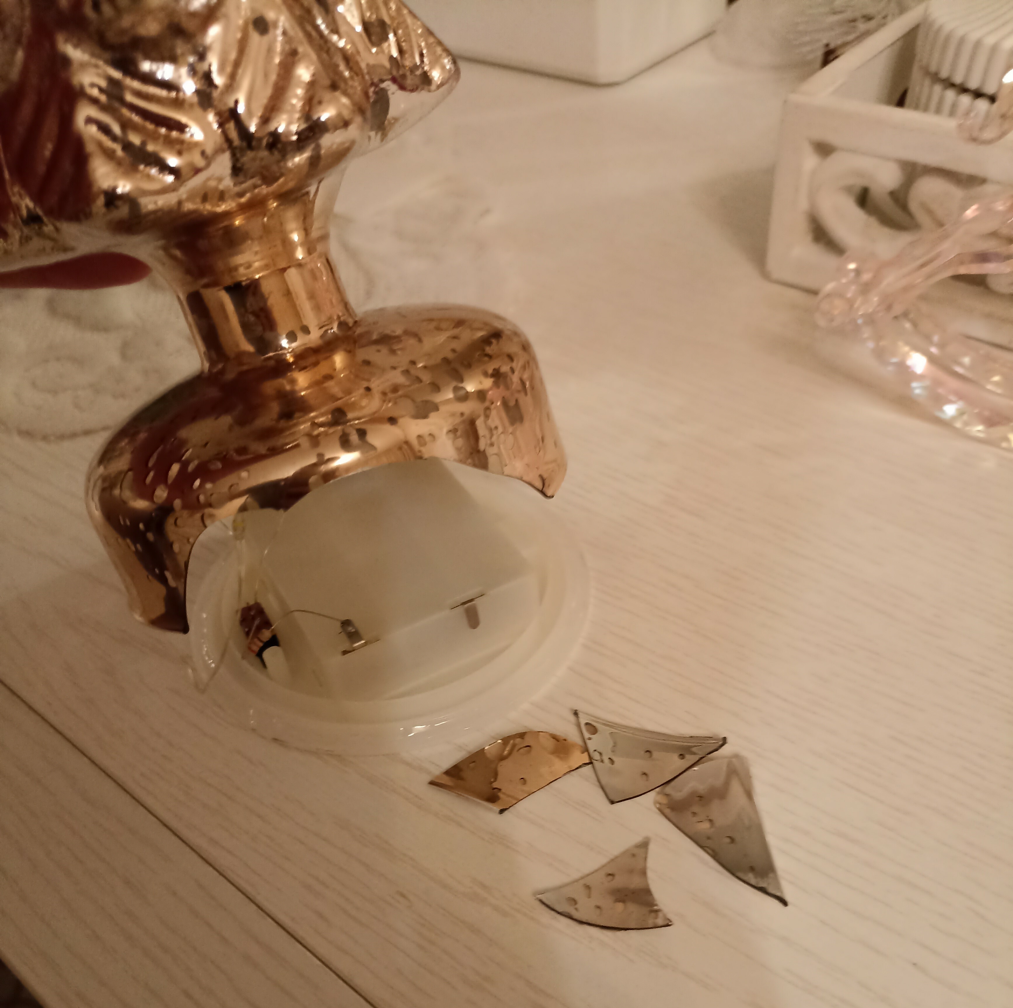 Фотография покупателя товара Светодиодная фигура «Золотистая ёлка» 9 × 29 × 9 см, стекло, батарейки АААх3 (не в комплекте), свечение тёплое белое - Фото 1