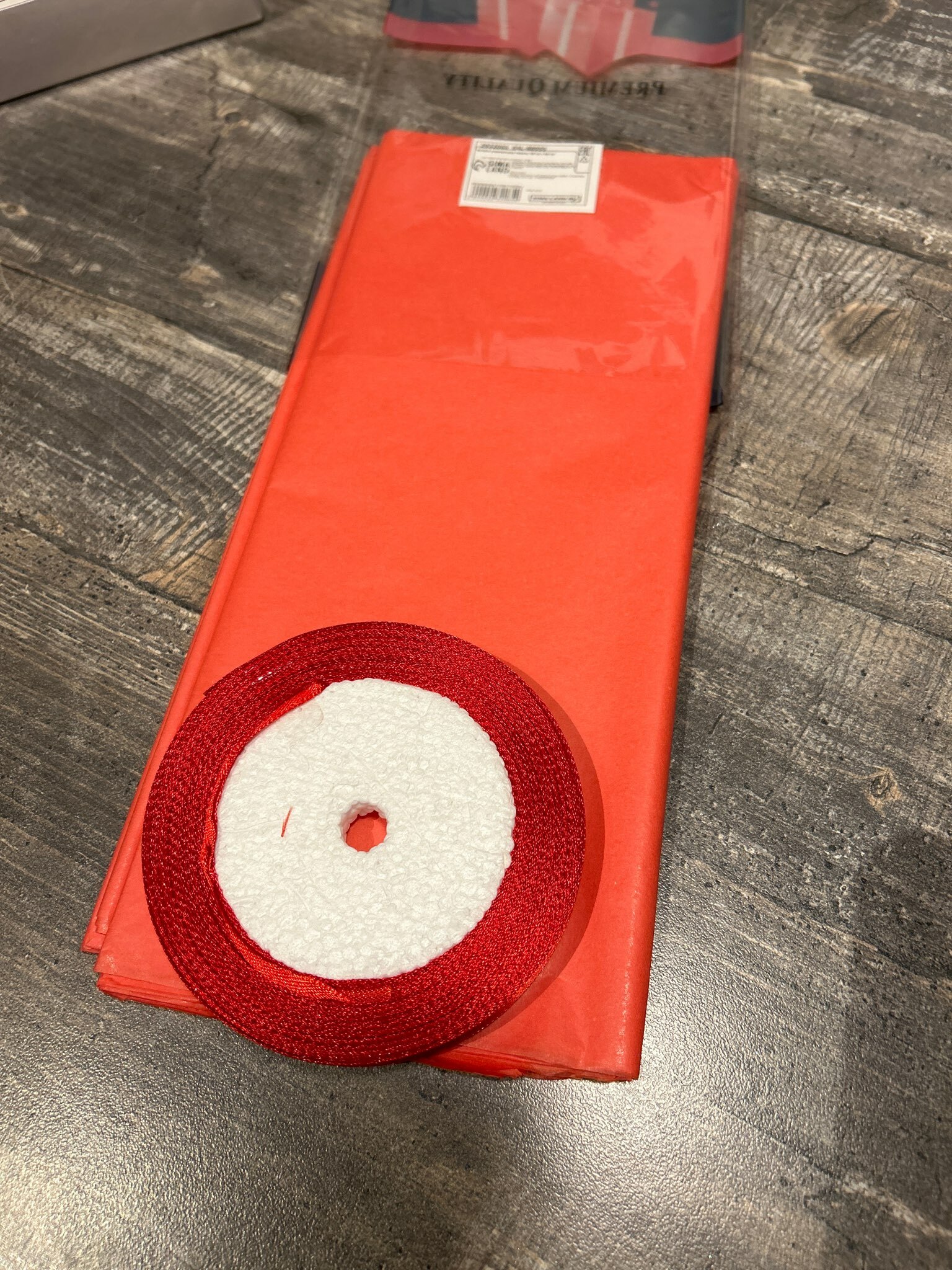 Фотография покупателя товара Бумага упаковочная тишью, красная, 50 х 66 см - Фото 4