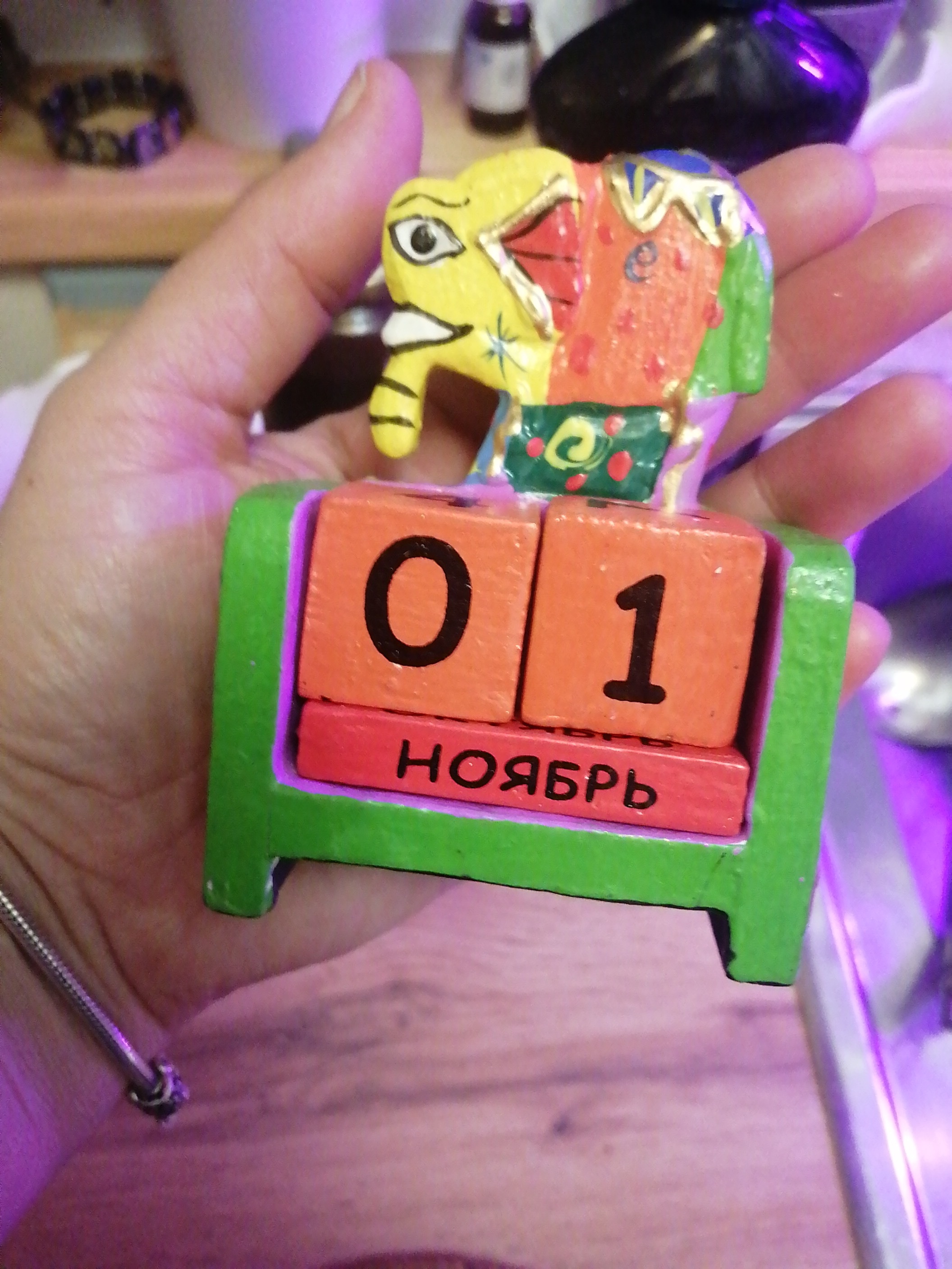 Фотография покупателя товара Вечный календарь «Слоник», 7×4×10 см, дерево, 2 языка, МИКС - Фото 1