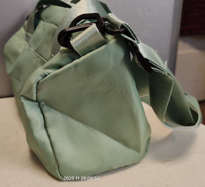 Фотография покупателя товара Сумка спортивная на молнии, наружный карман, цвет зелёный - Фото 3