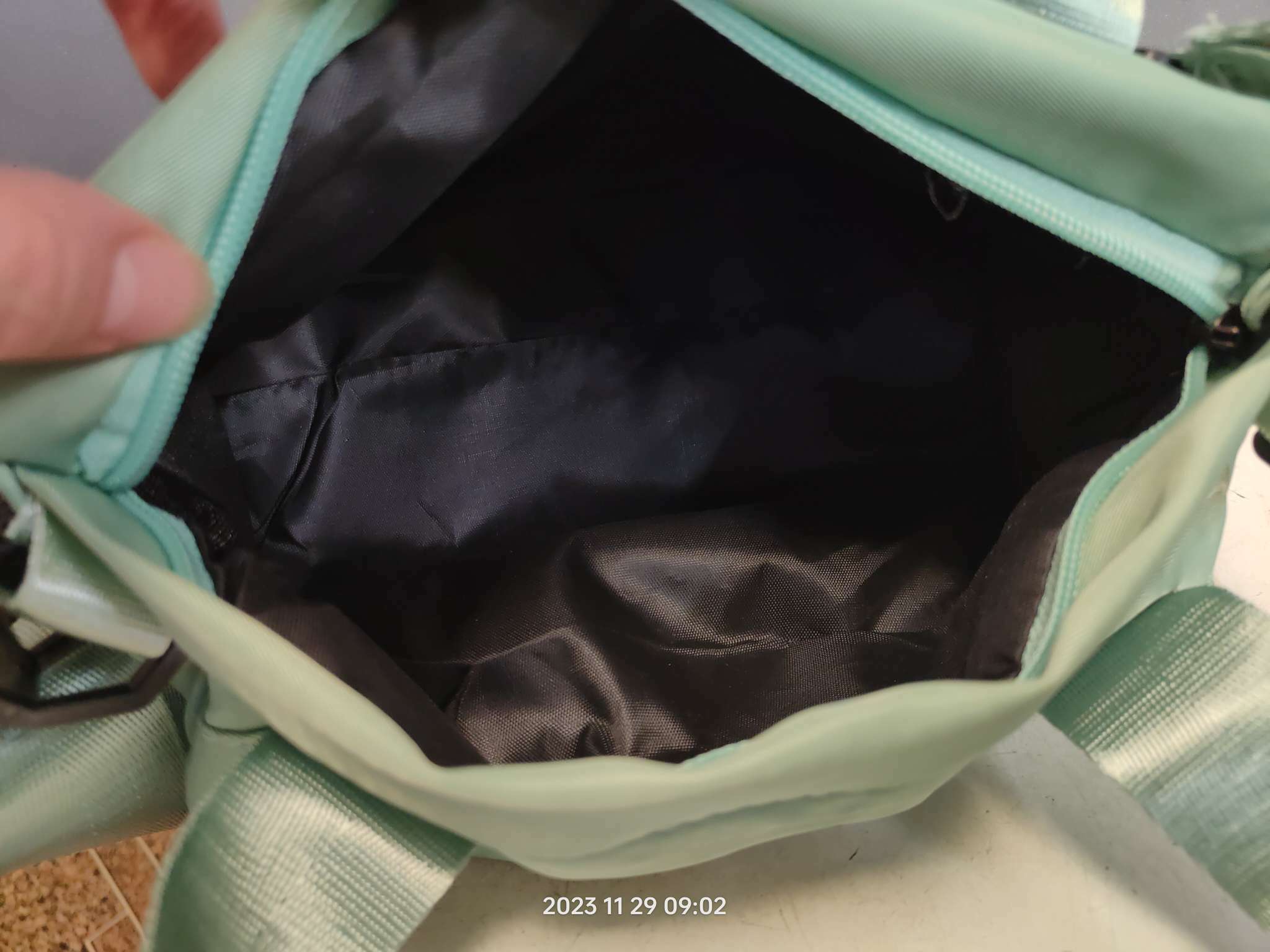 Фотография покупателя товара Сумка спортивная на молнии, наружный карман, цвет зелёный - Фото 1