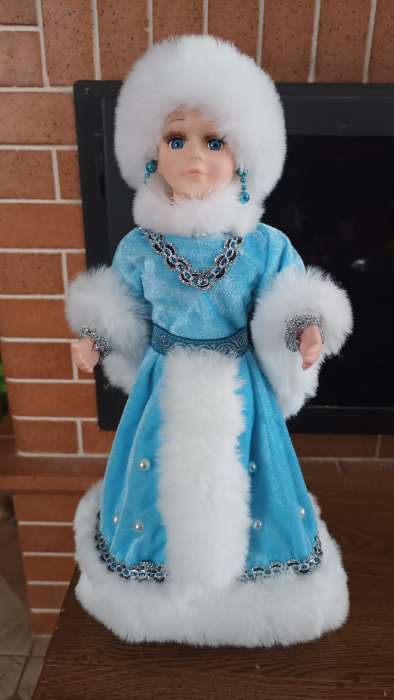 Фотография покупателя товара Снегурочка под ёлку «Зимнее волшебство. В голубой шубке с бусинками» двигается, 40 см - Фото 2