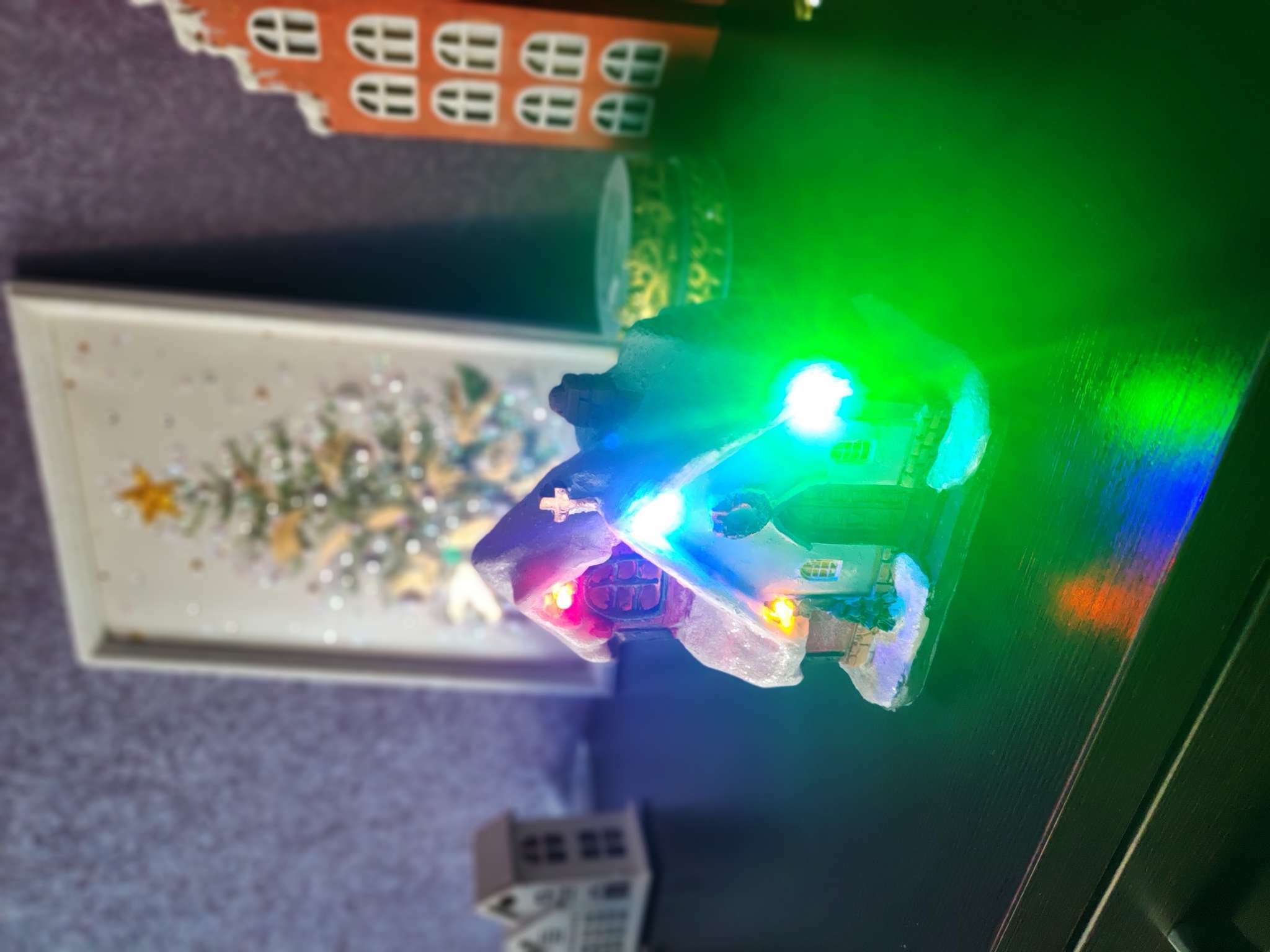 Фотография покупателя товара Светодиодная фигура «Заснеженный дом» 9 × 10 × 6 см, полистоун, батарейки АААх3 (не в комплекте), свечение мульти - Фото 2