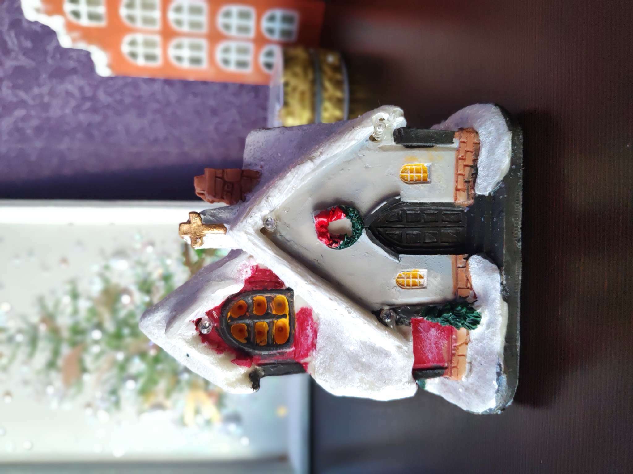 Фотография покупателя товара Светодиодная фигура «Заснеженный дом» 9 × 10 × 6 см, полистоун, батарейки АААх3 (не в комплекте), свечение мульти - Фото 1