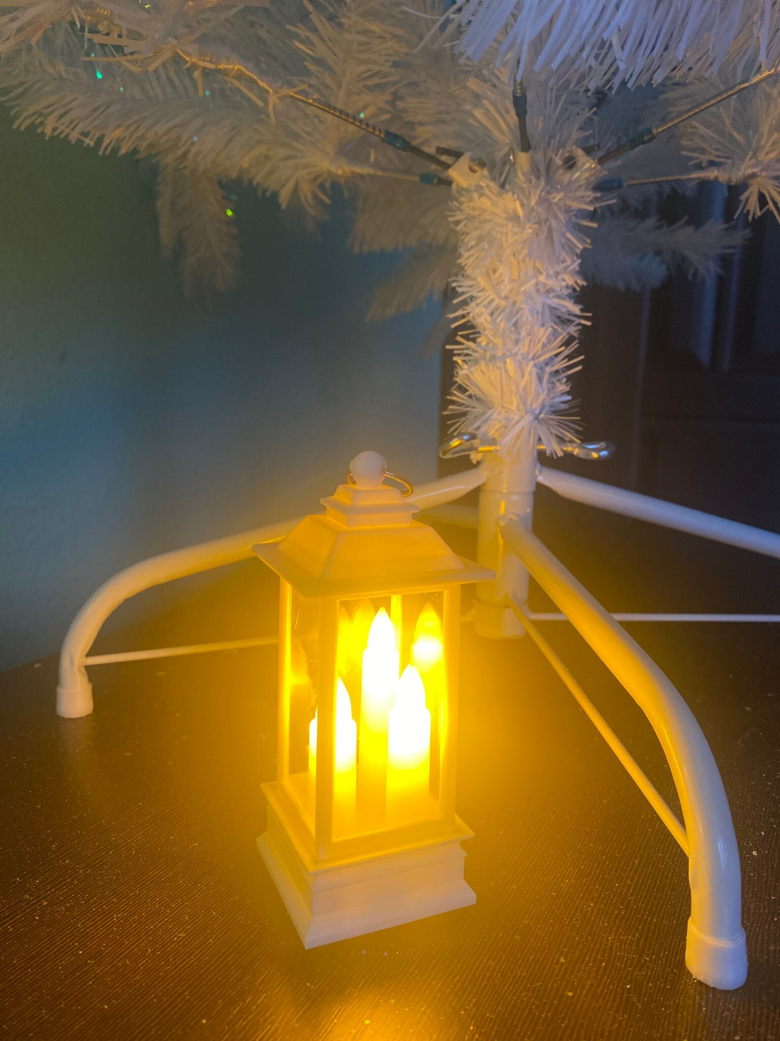 Фотография покупателя товара Светодиодная фигура «Золотистый фонарь со свечками» 5.5 × 13 × 5.5 см, пластик, батарейки AG13х3, свечение тёплое белое - Фото 2