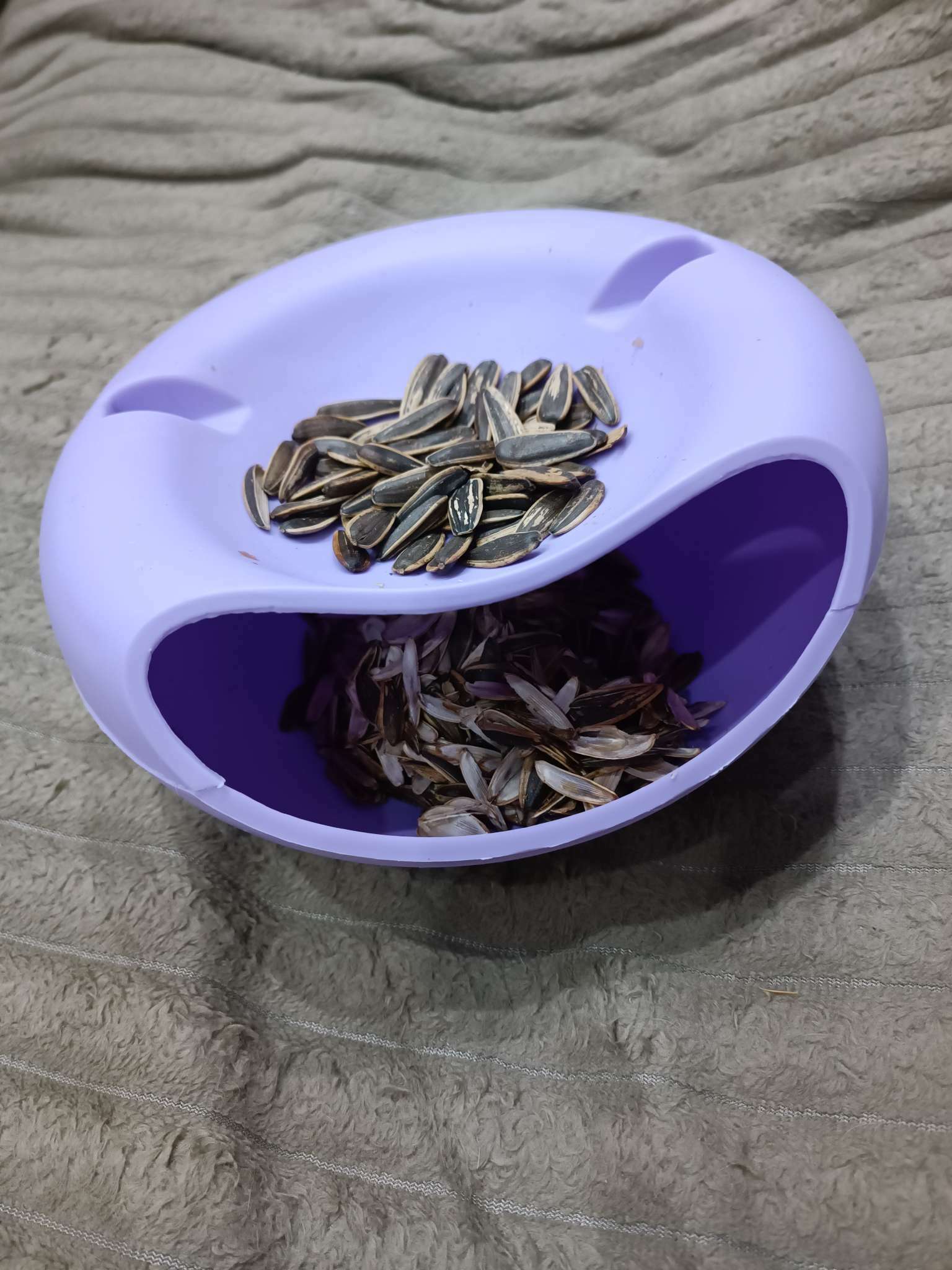Фотография покупателя товара Тарелка пластиковая для семечек и орехов «Плэтэр», 20×11 см, с подставкой для телефона, цвет МИКС - Фото 1