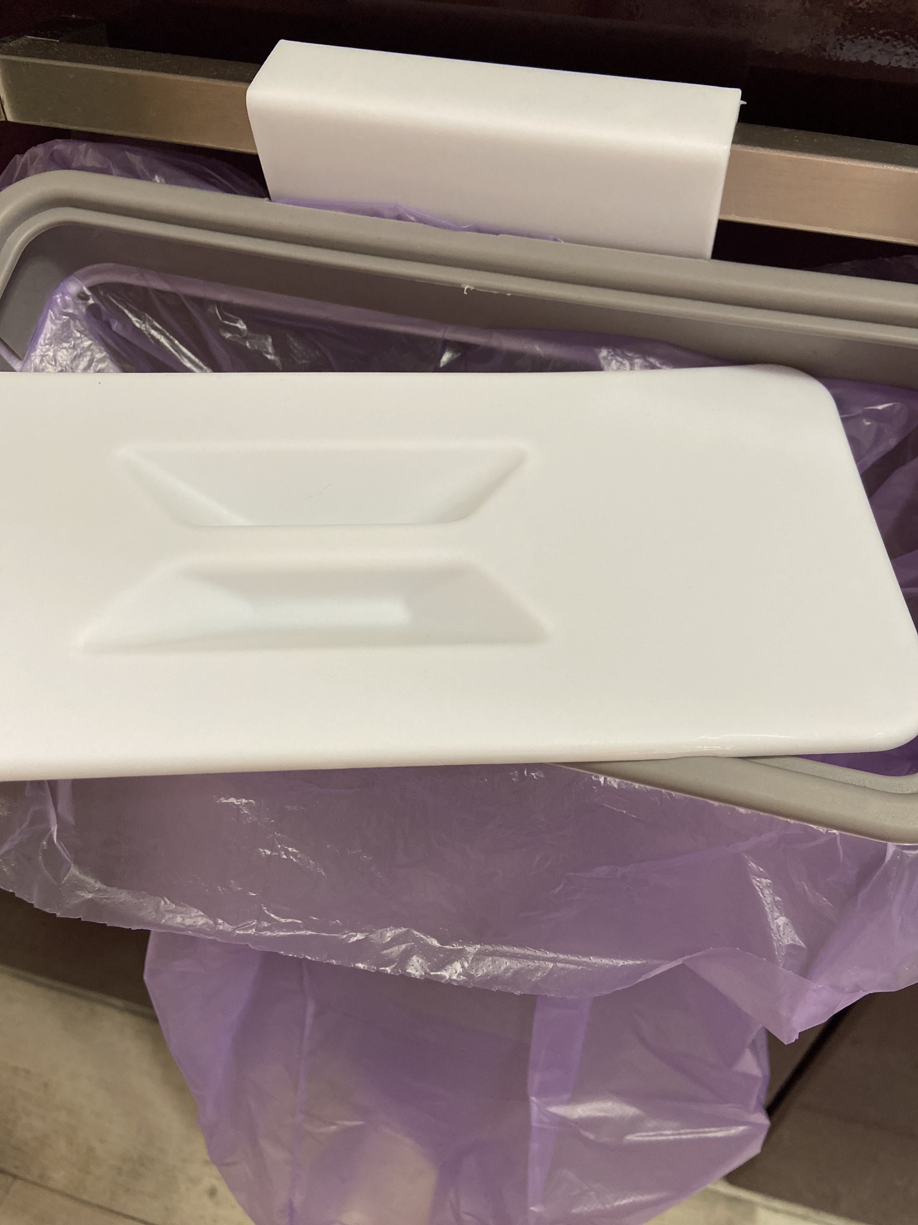 Фотография покупателя товара Держатель для мусорного пакета подвесной на дверцу 1,7 см, цвет белый - Фото 2