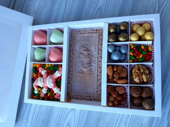 Фотография покупателя товара Коробка по 8 + 8 конфет + шоколад, с окном, белая 30 х 19,5 х 3 см - Фото 12