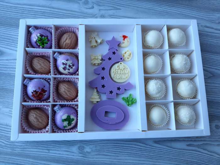 Фотография покупателя товара Коробка по 8 + 8 конфет + шоколад, с окном, белая 30 х 19,5 х 3 см - Фото 11