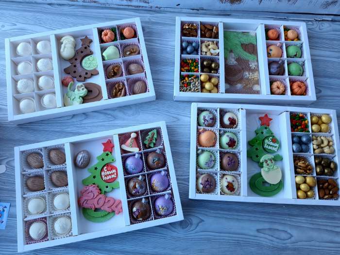 Фотография покупателя товара Коробка по 8 + 8 конфет + шоколад, с окном, белая 30 х 19,5 х 3 см - Фото 10