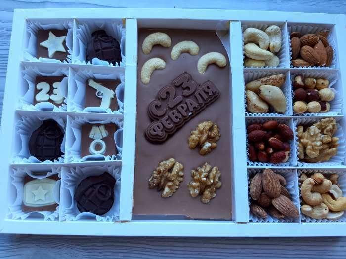 Фотография покупателя товара Коробка по 8 + 8 конфет + шоколад, с окном, белая 30 х 19,5 х 3 см - Фото 9