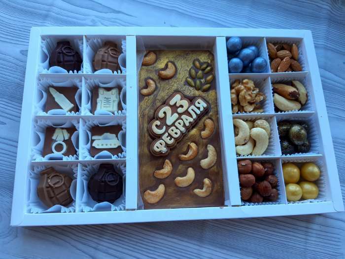 Фотография покупателя товара Коробка по 8 + 8 конфет + шоколад, с окном, белая 30 х 19,5 х 3 см - Фото 8