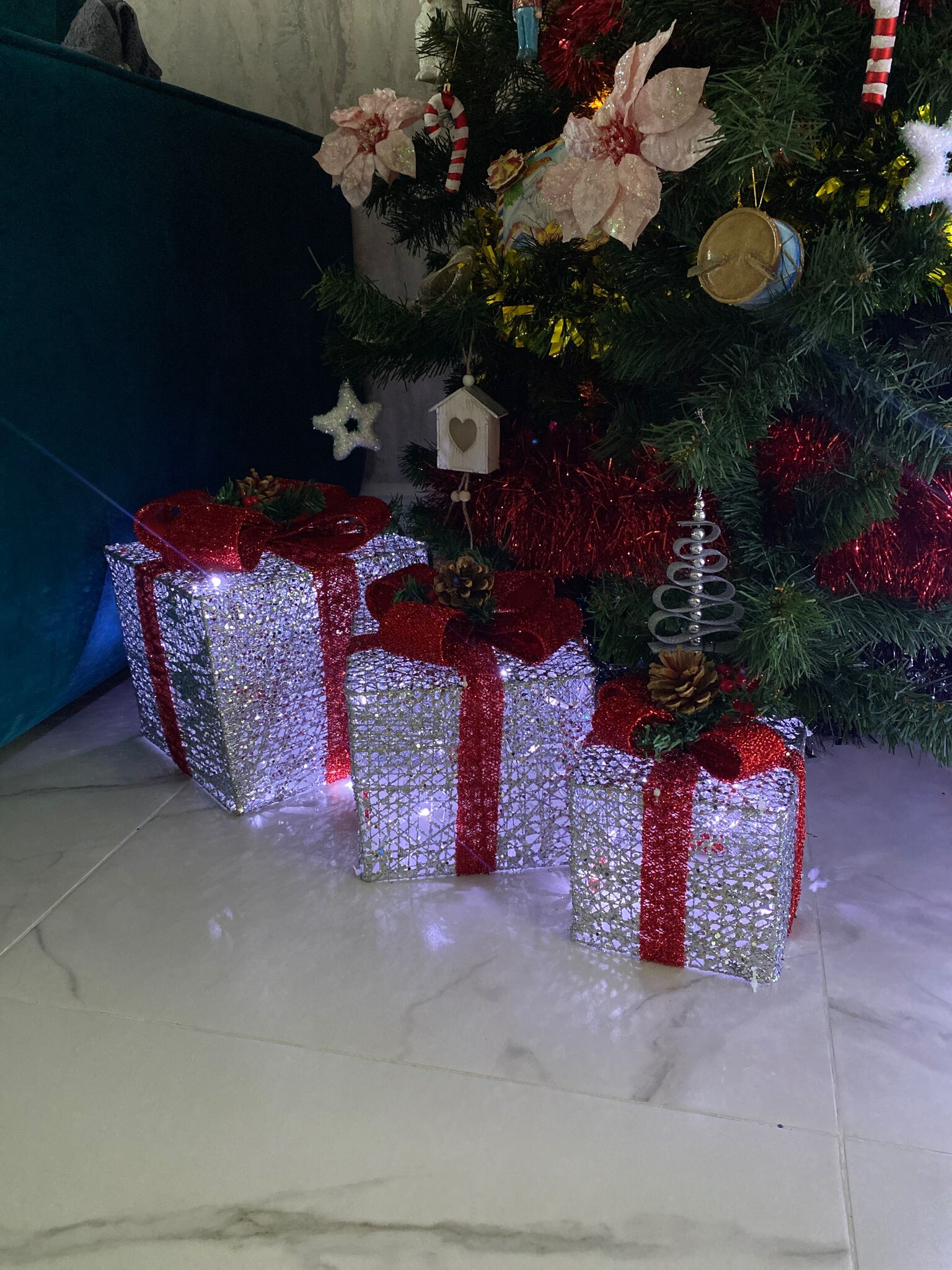 Фотография покупателя товара Светодиодная фигура «Подарки с красной лентой» 15, 20, 25 см, текстиль, металл, 220 В, свечение белое - Фото 1