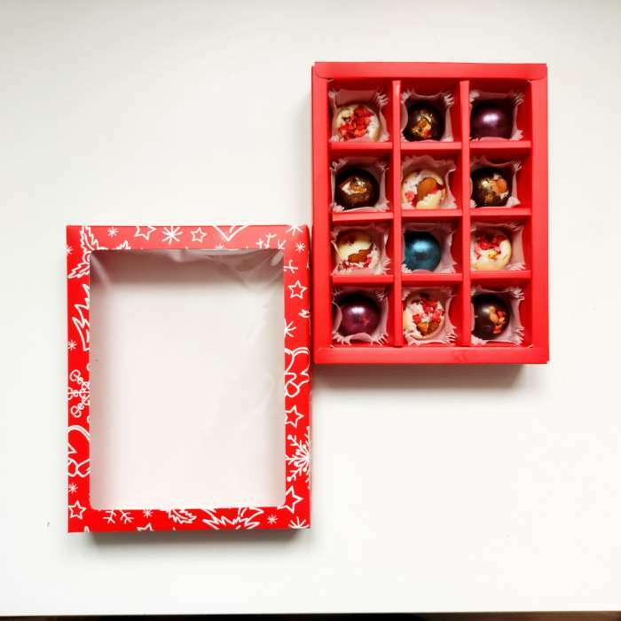 Фотография покупателя товара Новогодняя коробка - упаковка для конфет 12 шт. «Новогодний пингвин», 19×14.5×3.5 см - Фото 28