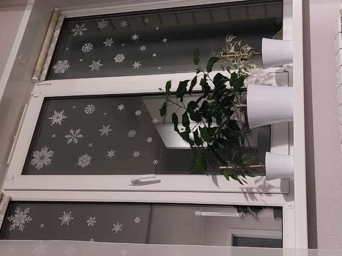 Фотография покупателя товара Виниловые наклейки на окна «Снежинки», многоразовые, 70 х 25 см, Новый год - Фото 1