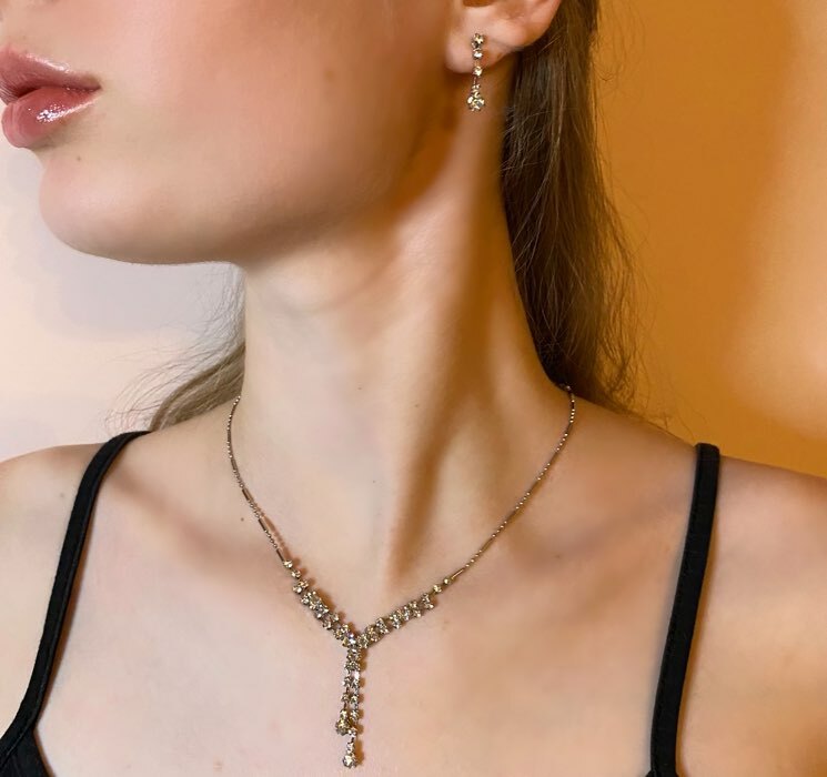 Фотография покупателя товара Набор 2 предмета: серьги, колье «Легкий флирт» дождик, белый в серебре, 40 см - Фото 1