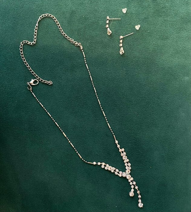 Фотография покупателя товара Набор 2 предмета: серьги, колье «Легкий флирт» дождик, белый в серебре, 40 см - Фото 2