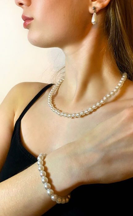 Фотография покупателя товара Набор 3 предмета: серьги, бусы, браслет «Классика», цвет белый, 45 см - Фото 2