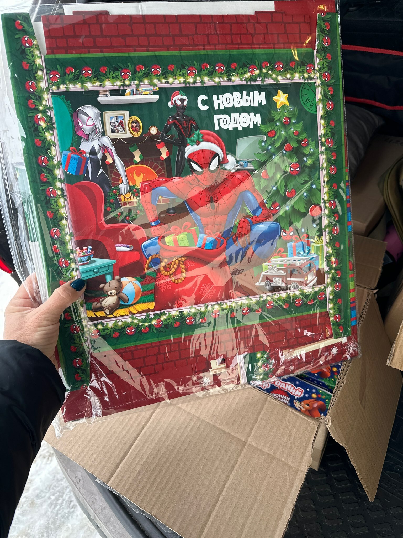 Фотография покупателя товара Подарочная коробка "Новый год" 31х25.5х16 см, Человек-паук