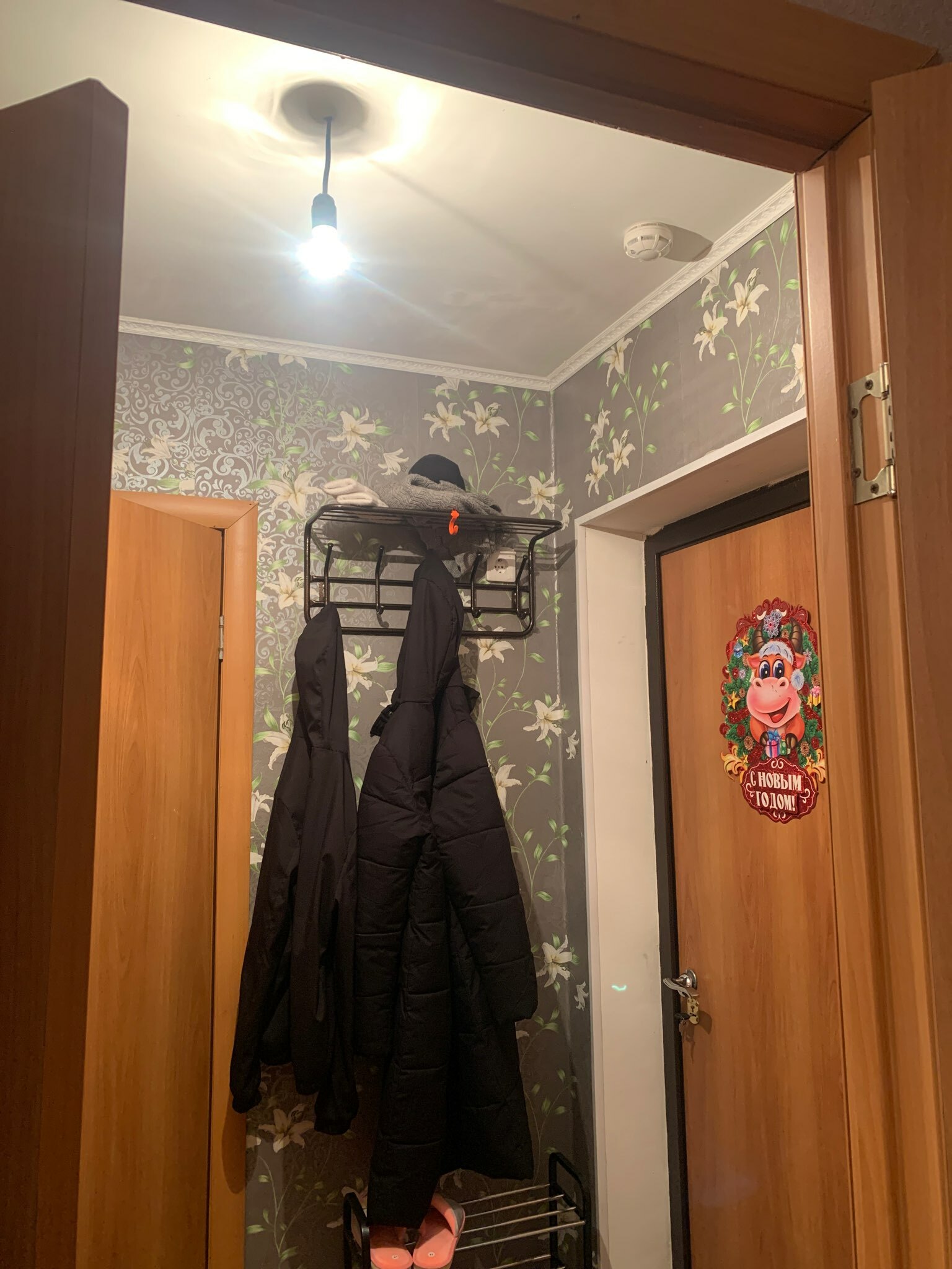 Фотография покупателя товара Вешалка настенная с полкой на 5 крючков, 60×22×26,5 см, цвет медный антик